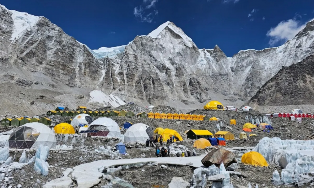 Казахстанская экспедиции в ожидании благоприятных условий для восхождения на Эверест