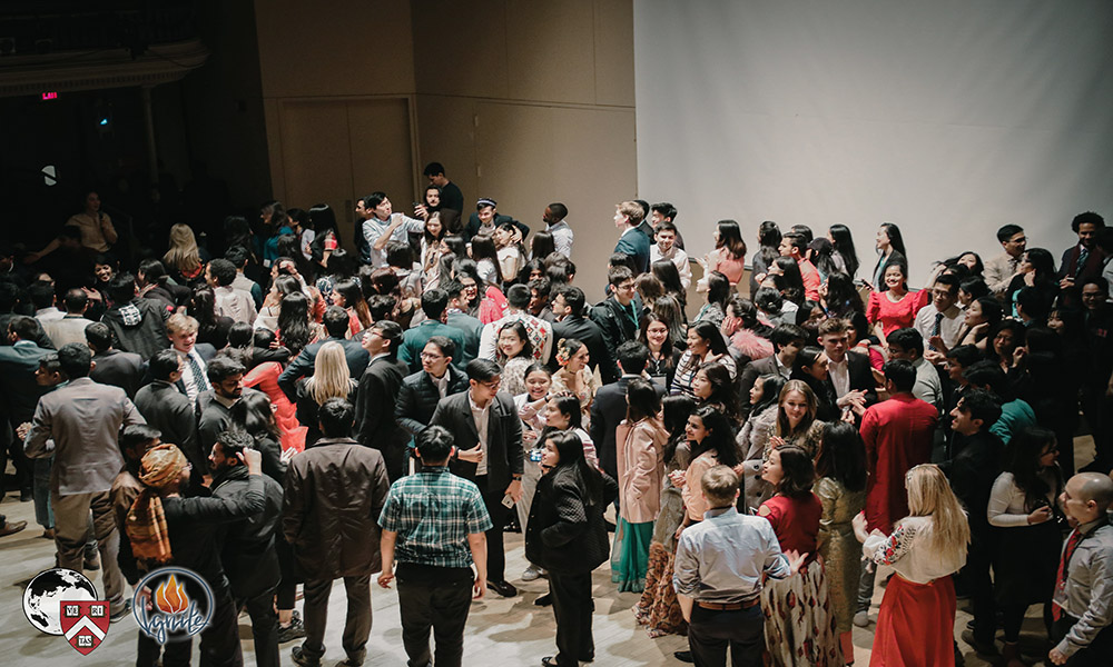 Делегаты HPAIR для групповой фотографии. Фото: пресс-служба Назарбаев Университета. Назарбаевский университет проводит крупнейшую студенческую конференцию Гарвардского университета в Азии