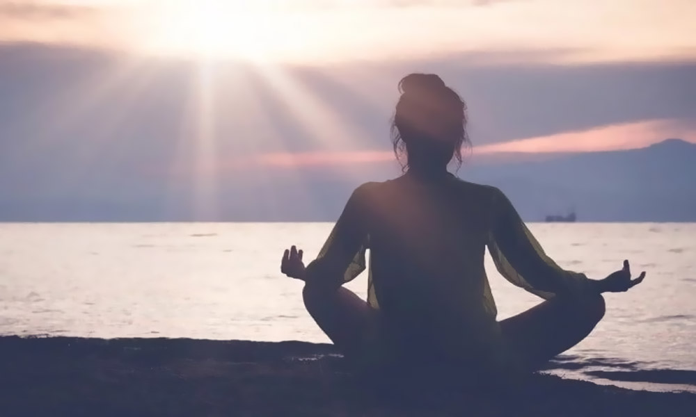 Медитация связана со счастьем и позитивным поведением