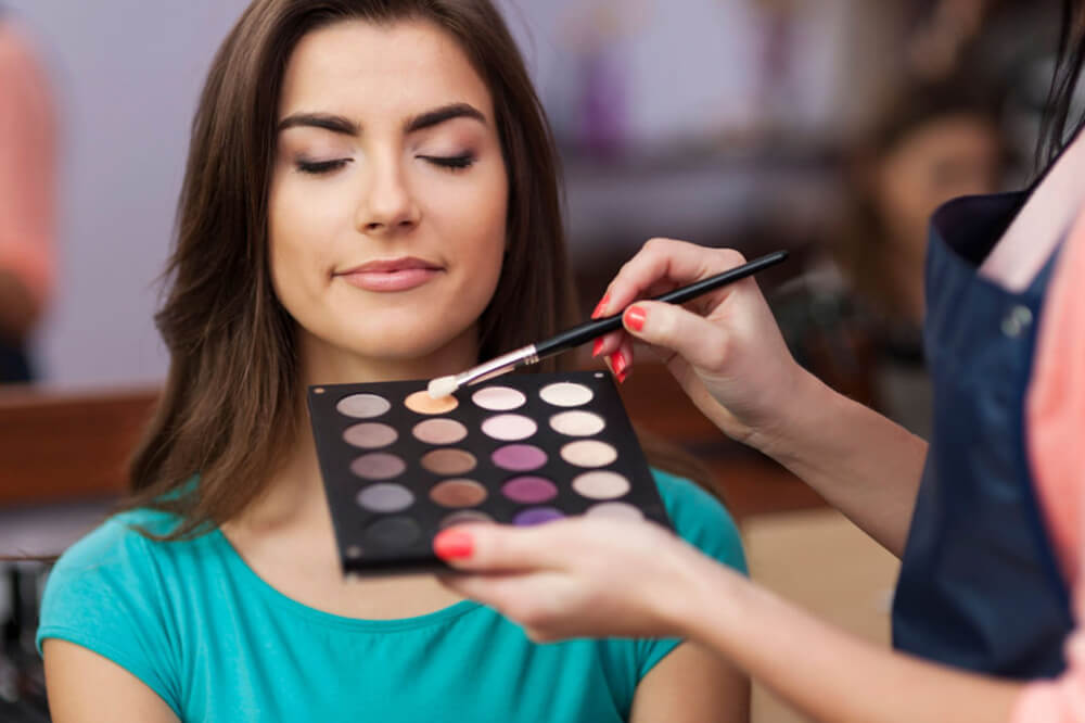 Как начать зарабатывать начинающему визажисту?