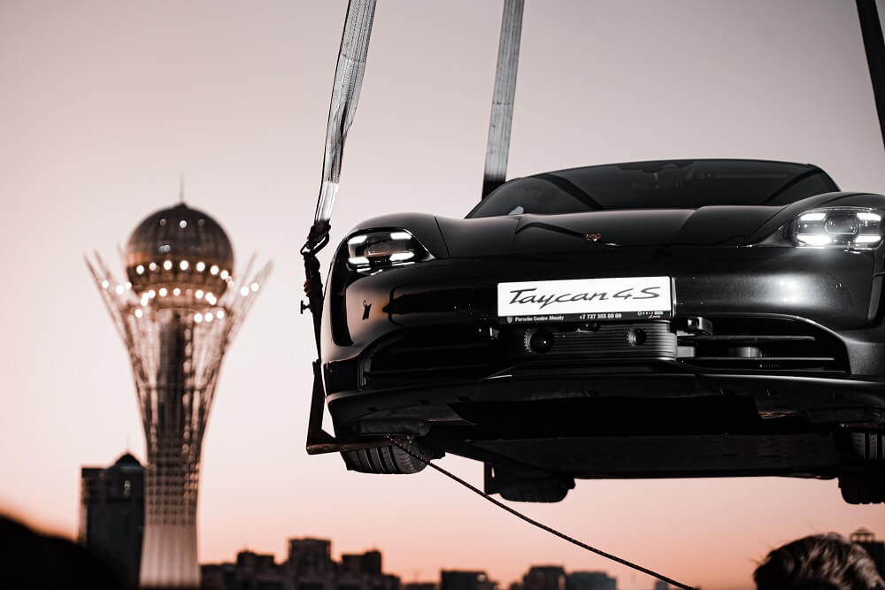 Электрокар с видом на Байтерек: в столице автомобиль подняли на небывалую высоту