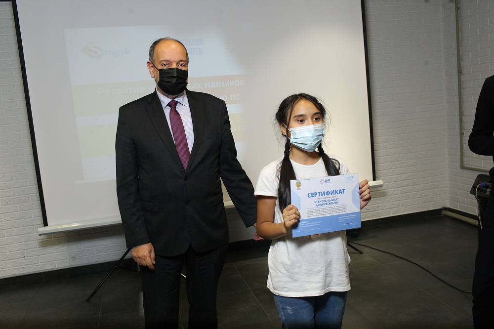 ЮНИСЕФ и “Азиатское общество по правам инвалидов “Жан” обучают подростков с нарушением зрения цифровым навыкам
