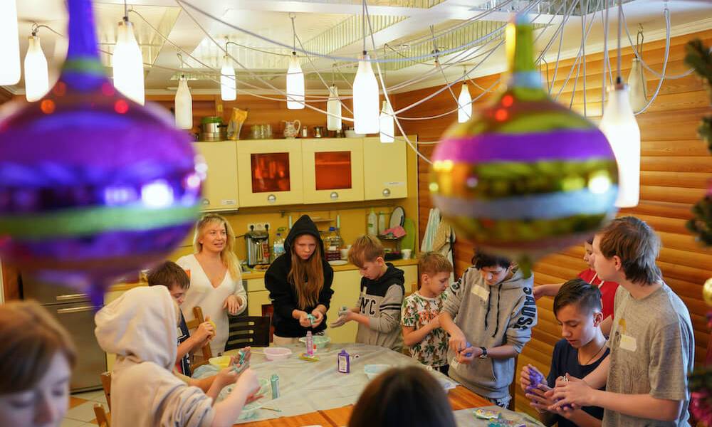 В минувшие выходные 20 волонтеров благотворительного проекта «Доброчат» посетили три детских приюта в Московской области, подарив ребятам настоящий новогодний праздник.