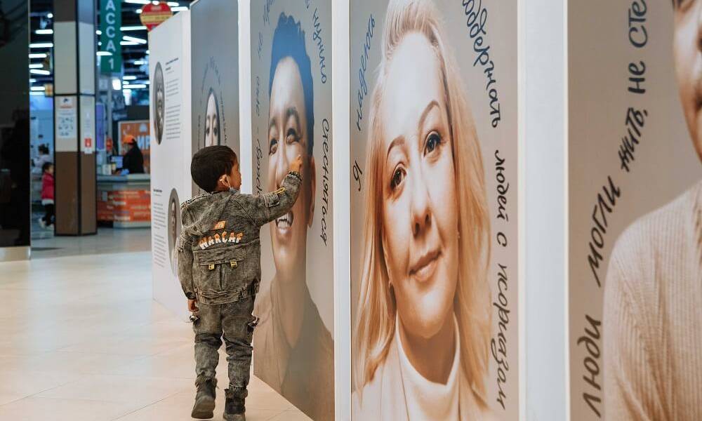 В Шымкенте стартовала фотовыставка «Смелость быть собой» в поддержку людей с псориазом