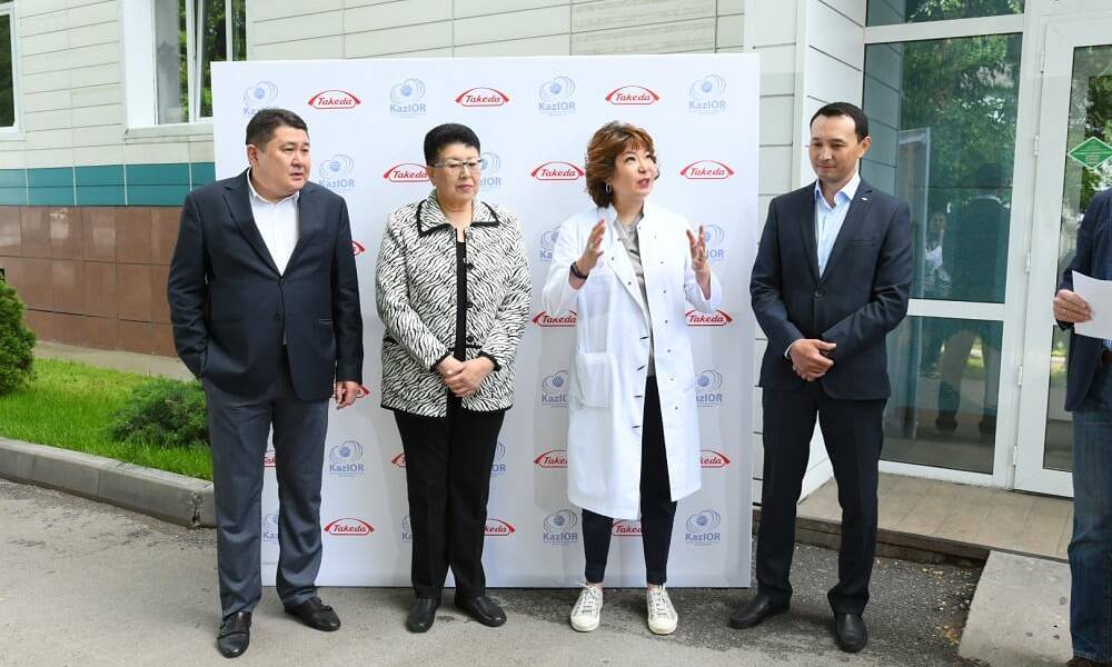 Биофармацевтическая компания Takeda посадила сакуры на территории Института онкологии (КазНИИОиР) в Алматы