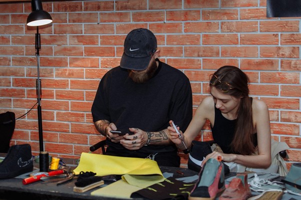 “Любая одежда может стать предметом искусства”: Адам Резниченко о популярности кастомайзинга в Казахстане