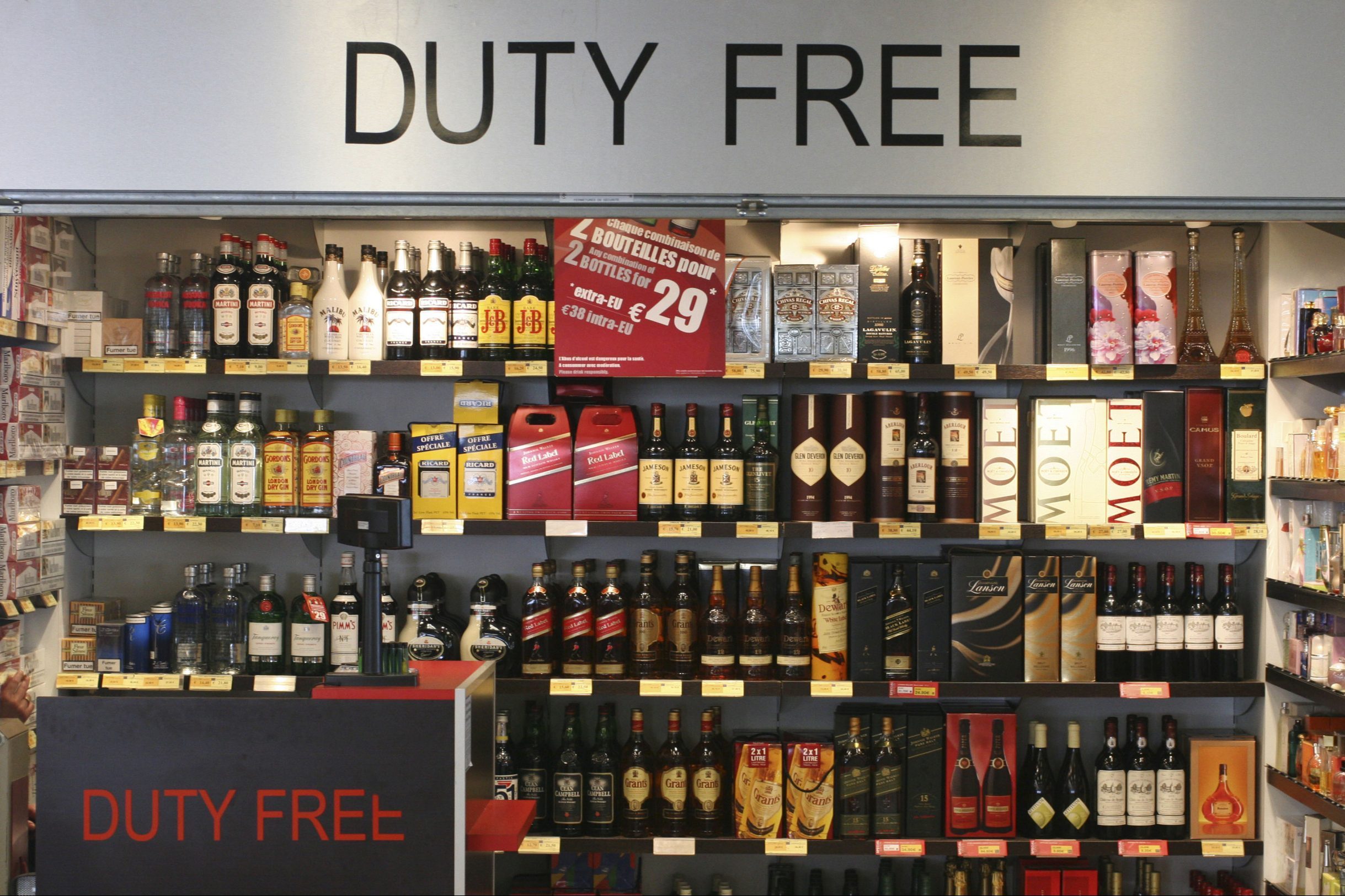 Беспошлинная торговля. Магазин дьюти фри. Duty free алкоголь. Duty free алкогольные напитки. Напитки в магазине дутифри.