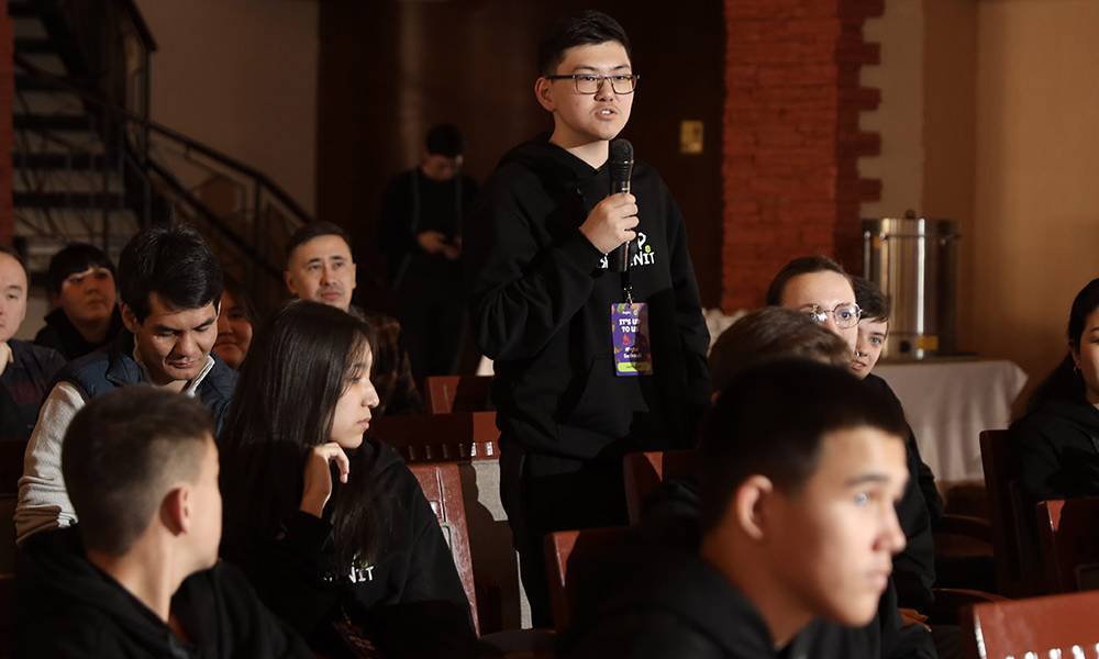 Школьники из регионов Казахстана собрались для обсуждения социальных проектов для их сообществ