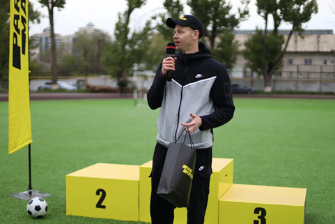 Как прошел турнир с Арнольдом Кнаубом, и кто же выиграл?