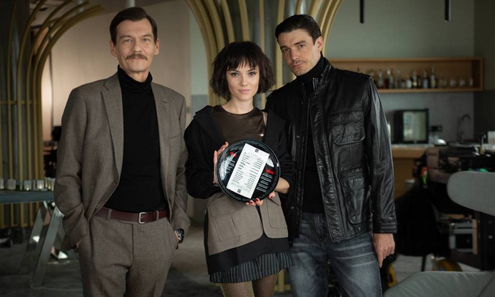 Иви объявил о старте съемок криминальной драмы «Чужие деньги» по сценарию Сергея Минаева