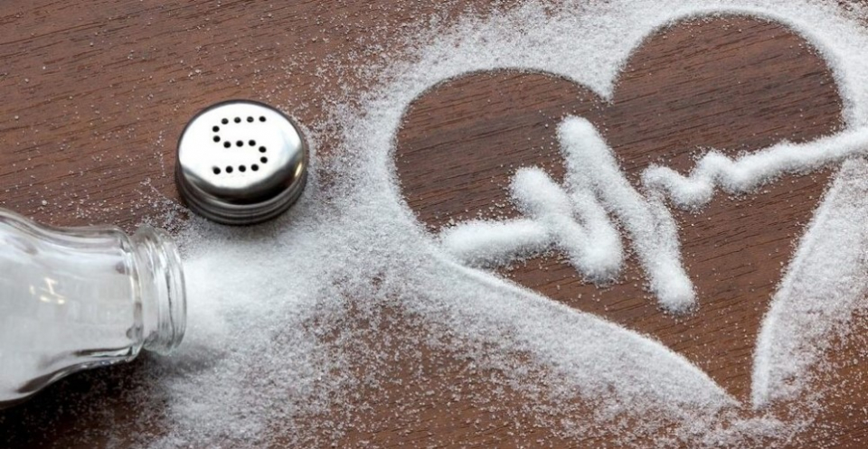Большинство людей с болезнями сердца потребляют слишком много соли