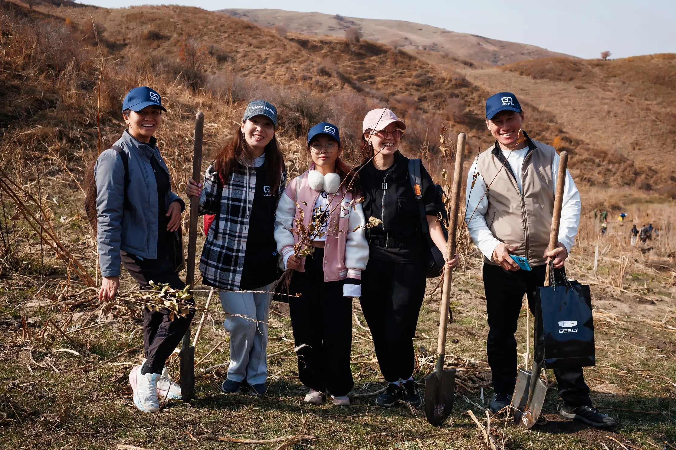 Вблизи Алматы высадили 1100 яблонь Сиверса Вблизи Алматы высадили 1100 яблонь Сиверса