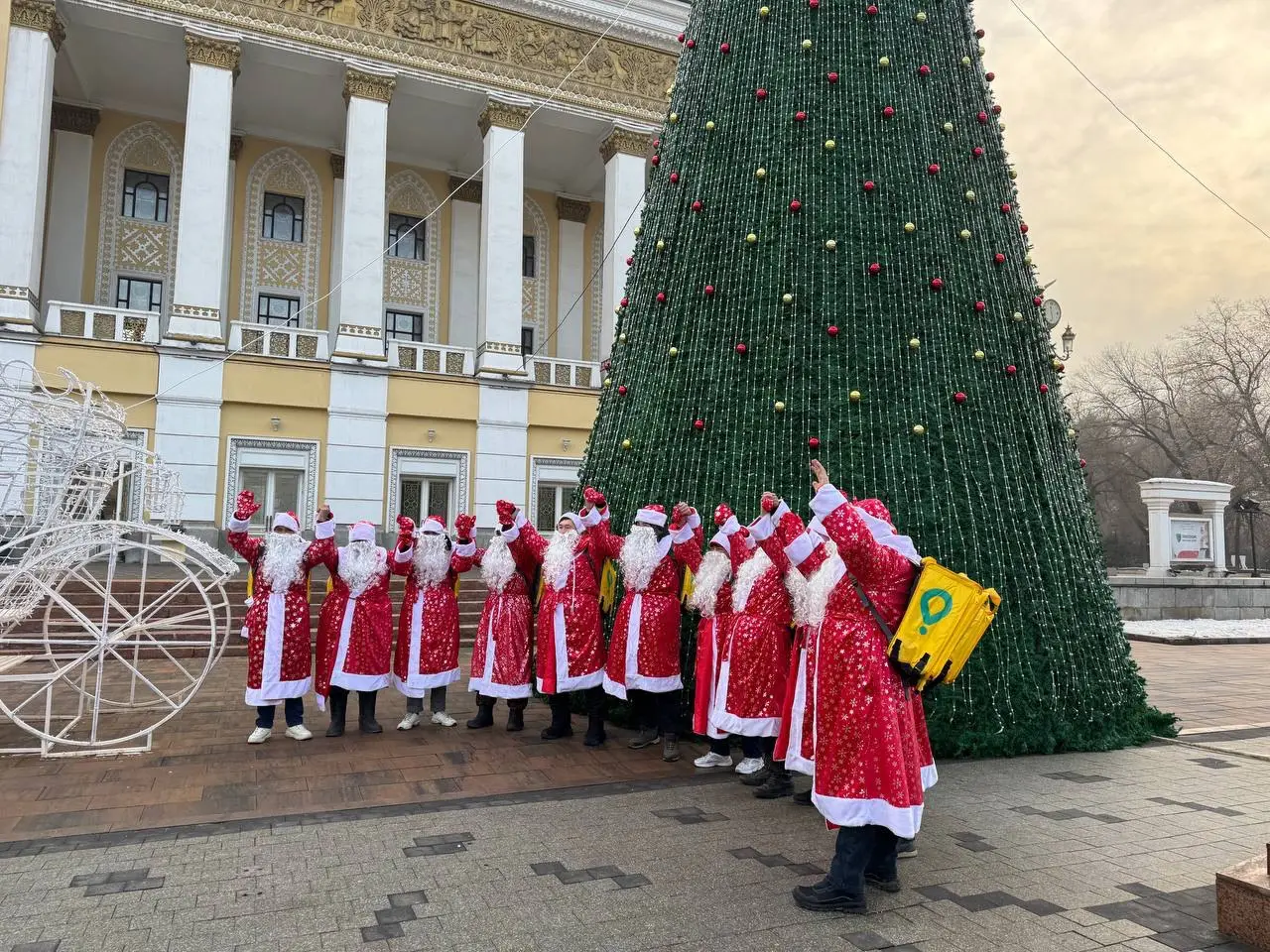 Glovo курьерлері Алматыдағы Арбатта Санта костюмін киіп, қала тұрғындарына жаңа жылдық көңіл күй сыйлады Glovo курьерлері Алматыдағы Арбатта Санта костюмін киіп, қала тұрғындарына жаңа жылдық көңіл күй сыйлады