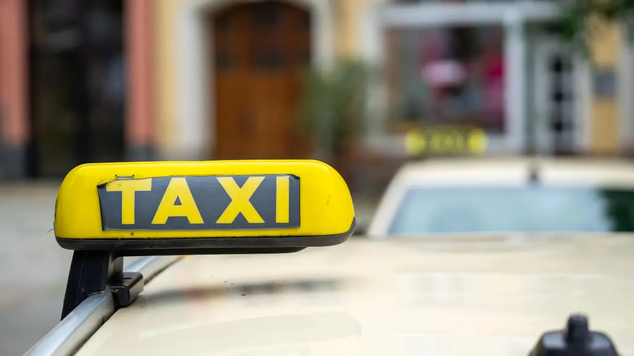 Как цифровые платформы меняют работу водителей и курьеров в Казахстане