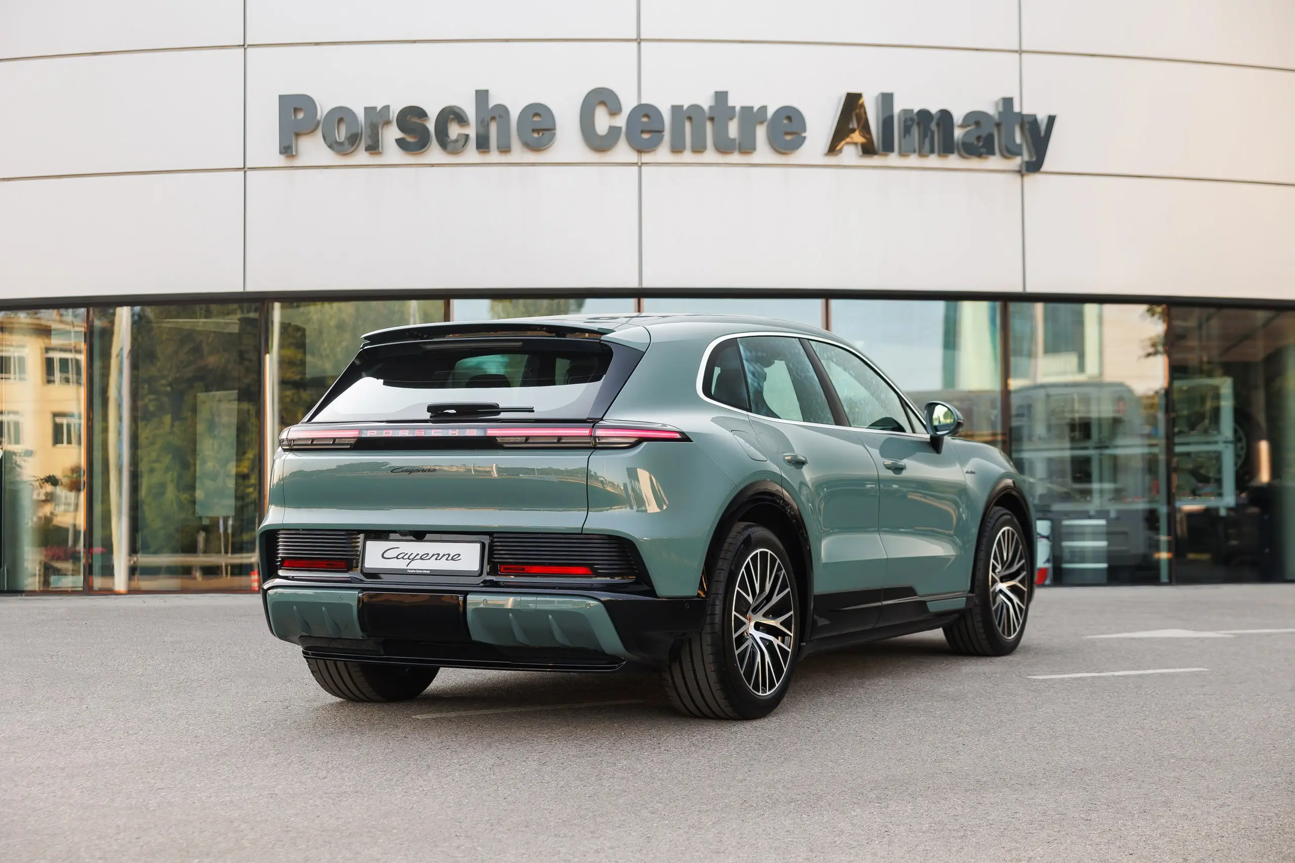 Первый полностью электрический Porsche Cayenne вышел на рынок Казахстана
